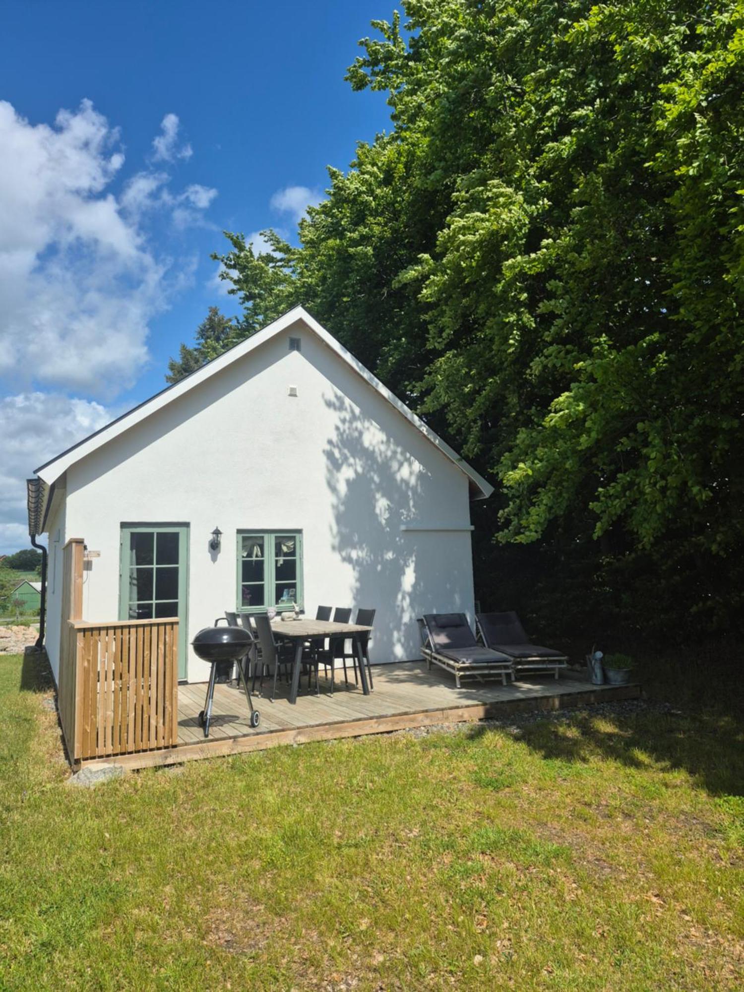 Mysigt Hus I Liten By Naera Havet Ystad Luaran gambar